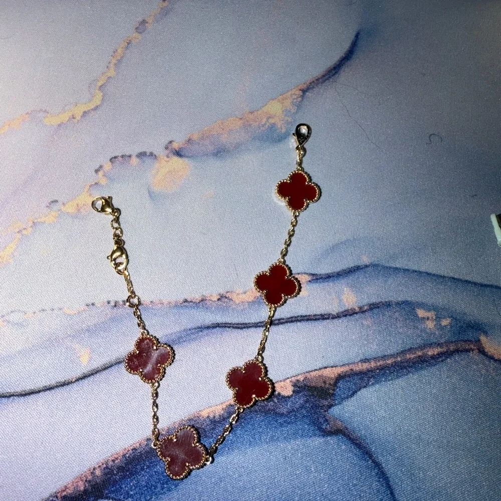 Gold-Tone Bracelet with Red Clover Motifs - Picture 5 of 9